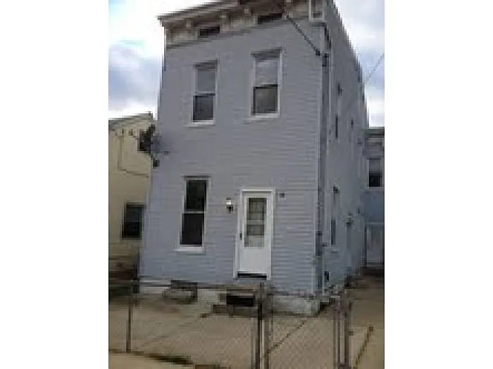 335 Lindsey St photo 1