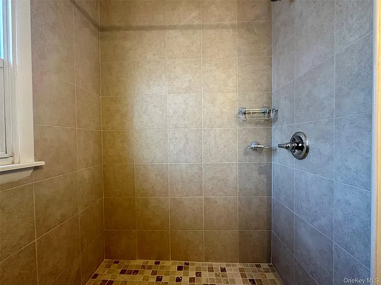 111 Round Hill Rd — Photo 21