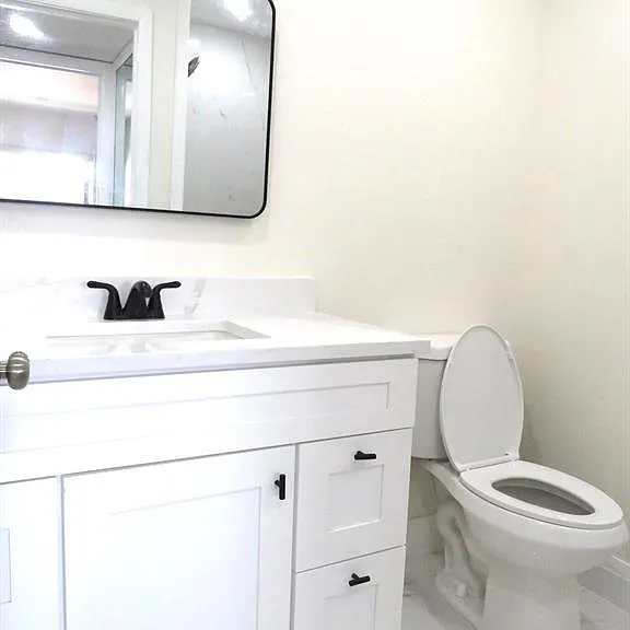 557 Burgundy St #557-L — Photo 10