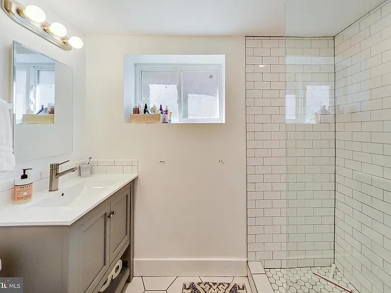 213 Hawaii Ave NE #1 — Photo 8