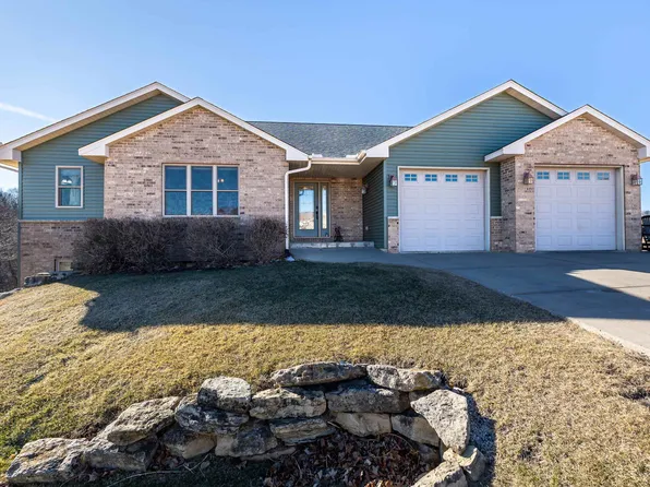 324 Diamond Oaks Dr, Dodgeville, WI 53533