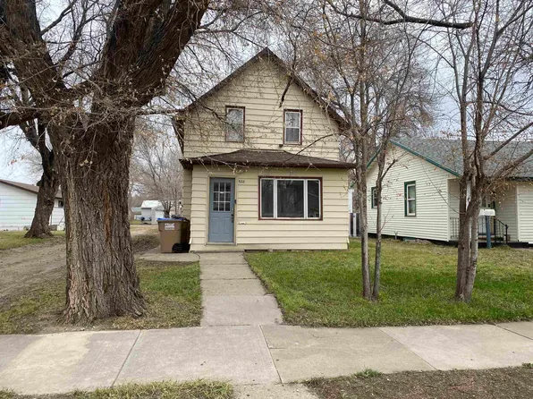 522 10th St NE, Minot, ND 58703