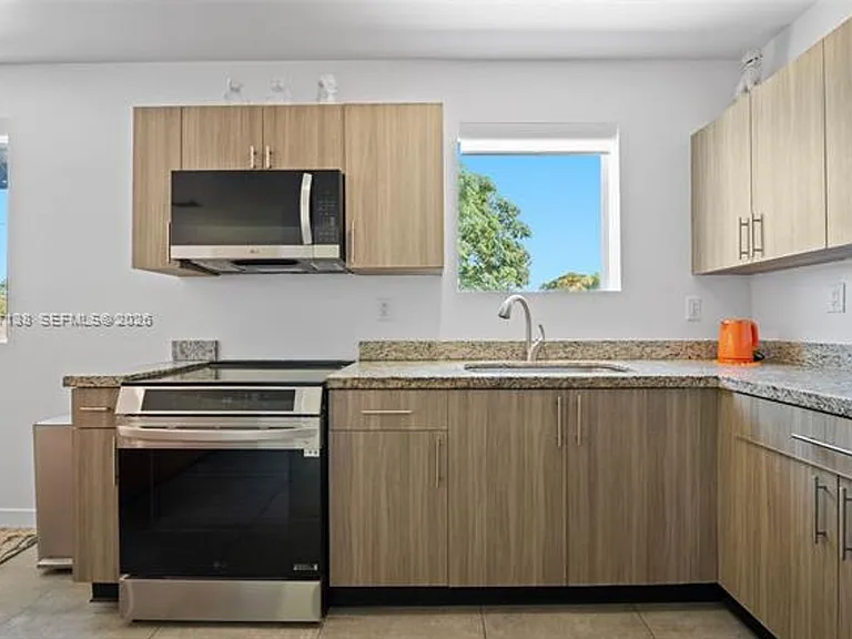 165 NW 39th St #CU-7 — Photo 1