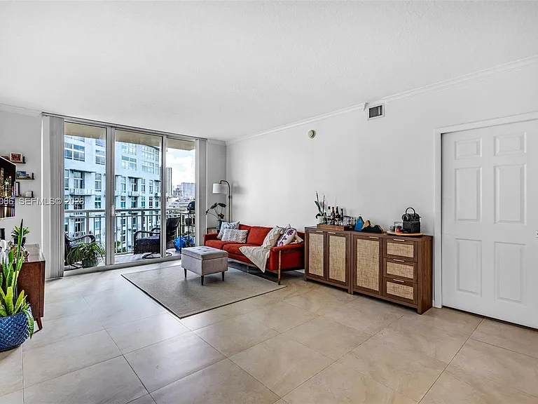 2000 N Bayshore Dr #909 — Photo 9