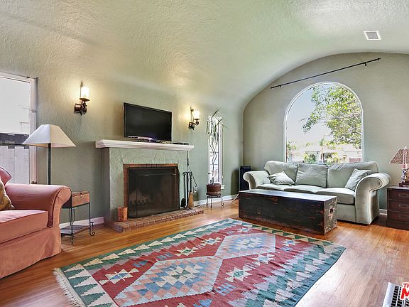 4th image of 2123 Veteran Ave