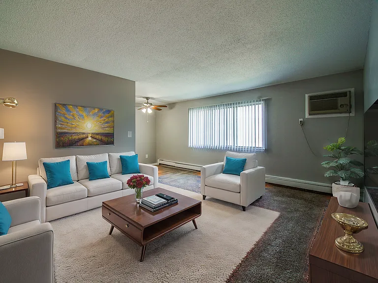 Hillcrest Club Apartments — Photo 10