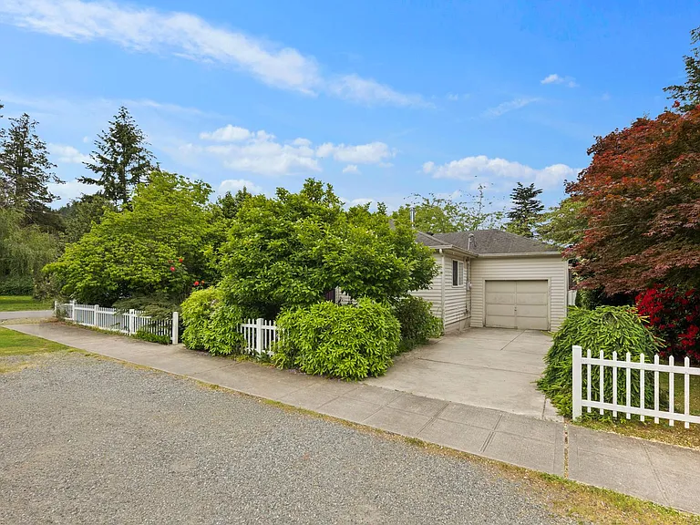 295 NE Alder St — Photo 4