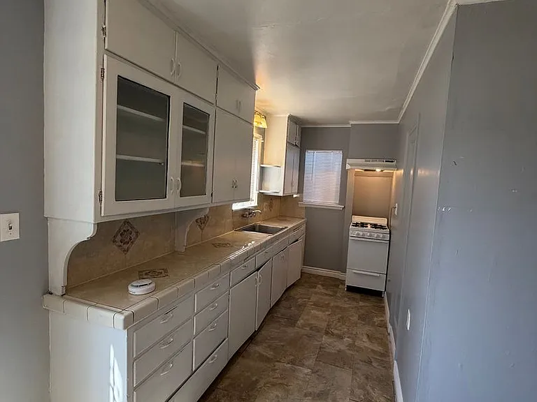 415 1/2 Arvin St — Photo 7