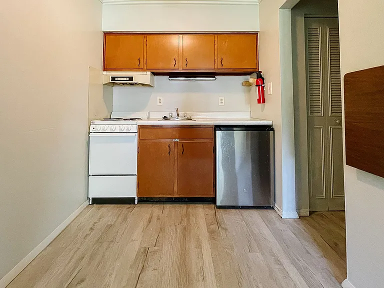 2310 N Oakwood Ave #9 — Photo 3