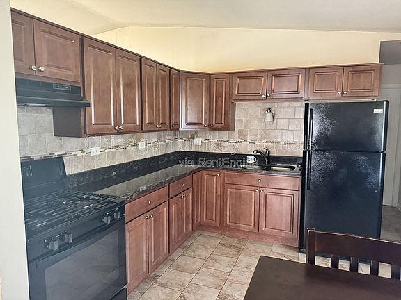 2nd image of 105 S Sycamore Ln