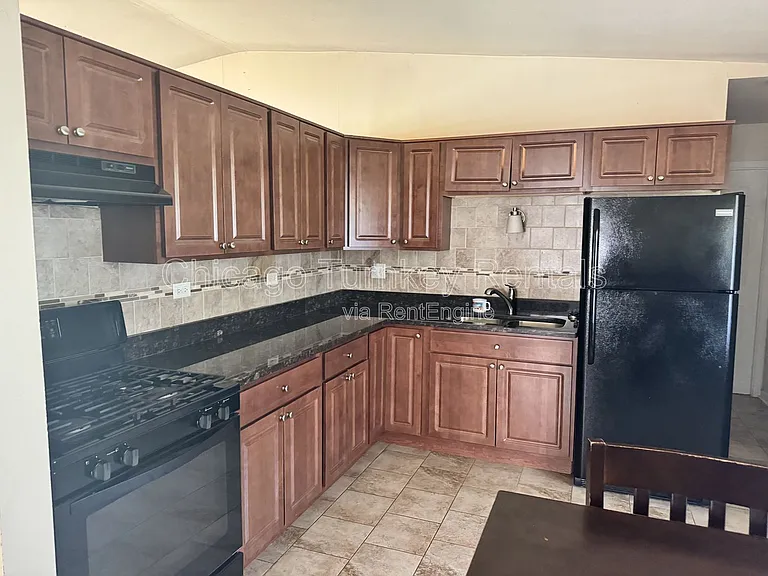 105 S Sycamore Ln — Photo 2
