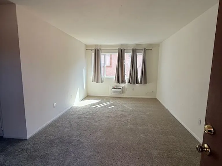 Very Nice 2 bedroom/2 Bathroom home close to Dining and Shopping — Photo 5