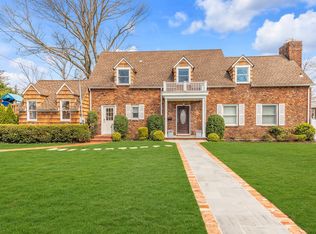 10 Briarcliff Dr, Port Washington, NY 11050