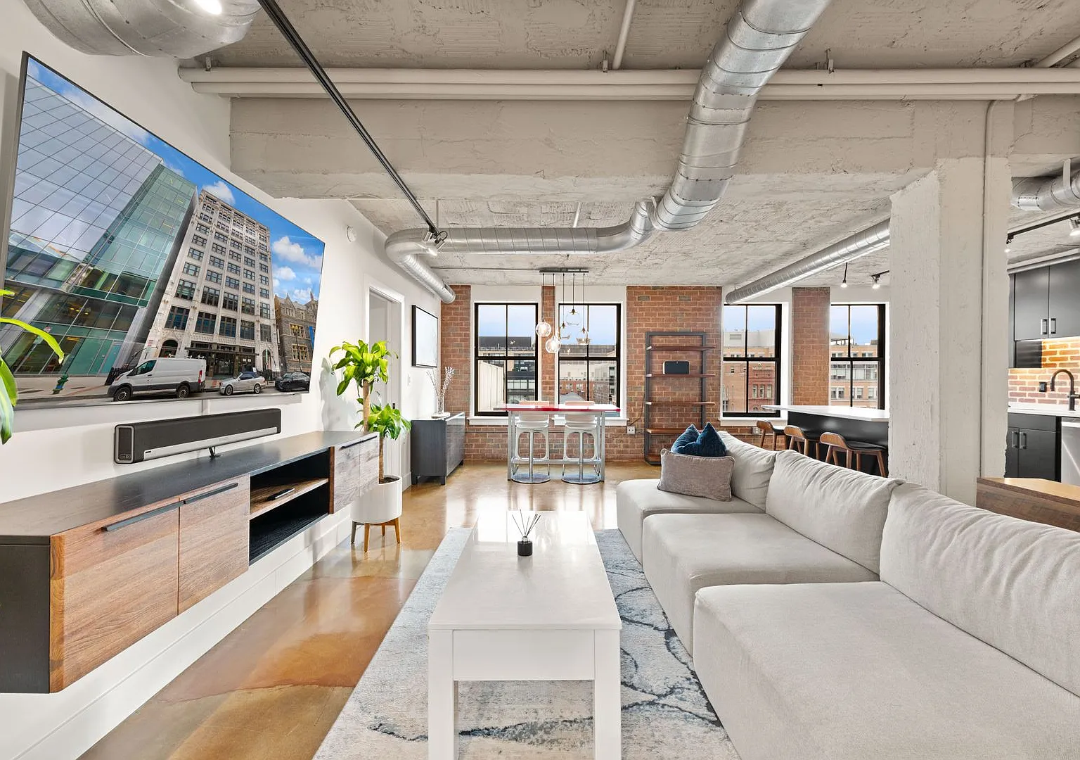 Fully Furnished Designer Loft with Parking & Monument Views! — Photo 2