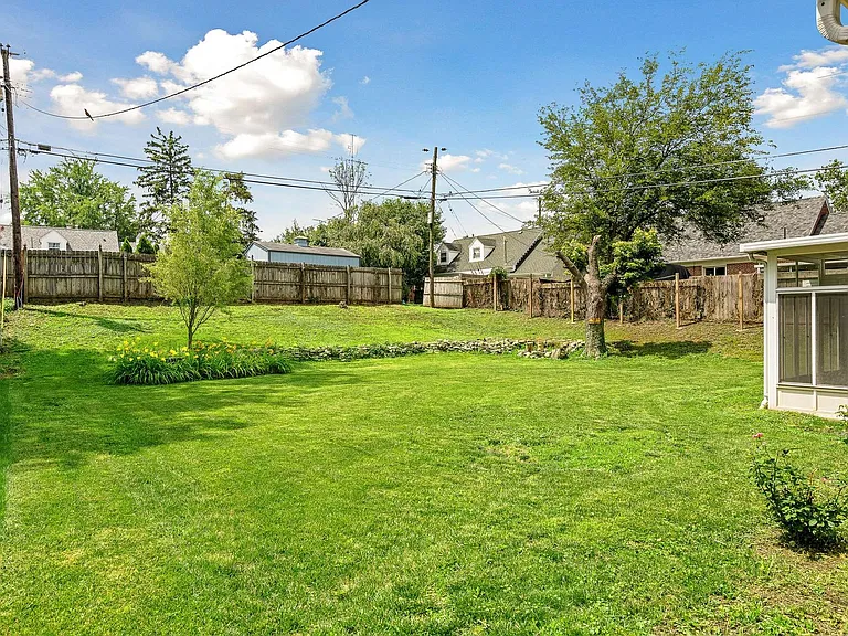 110 S Bromfield Rd — Photo 32