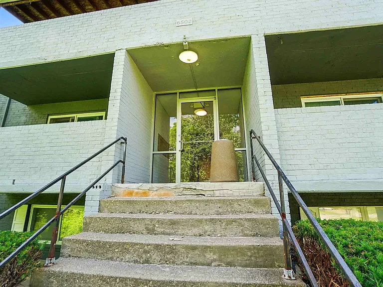 Meadowbrook Apartments — Photo 22