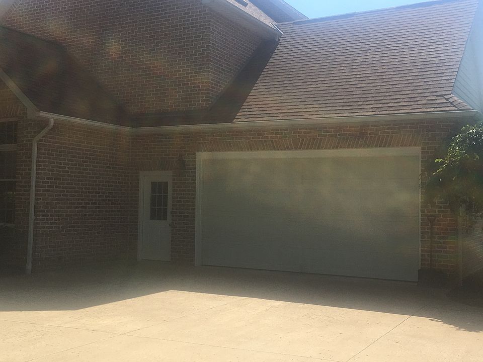 Attached garage 