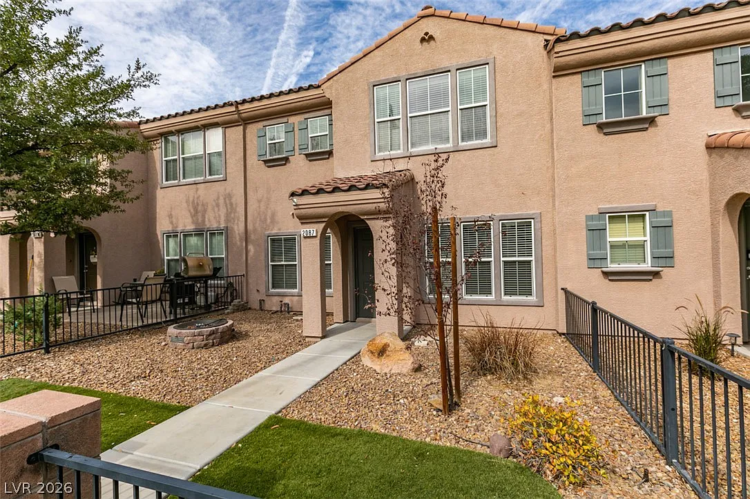 3 bed, 2.5 bath, 1445 sqft, $2,050 — Photo 2