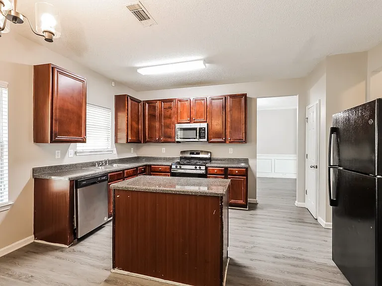 542 Vaughan Dr — Photo 8