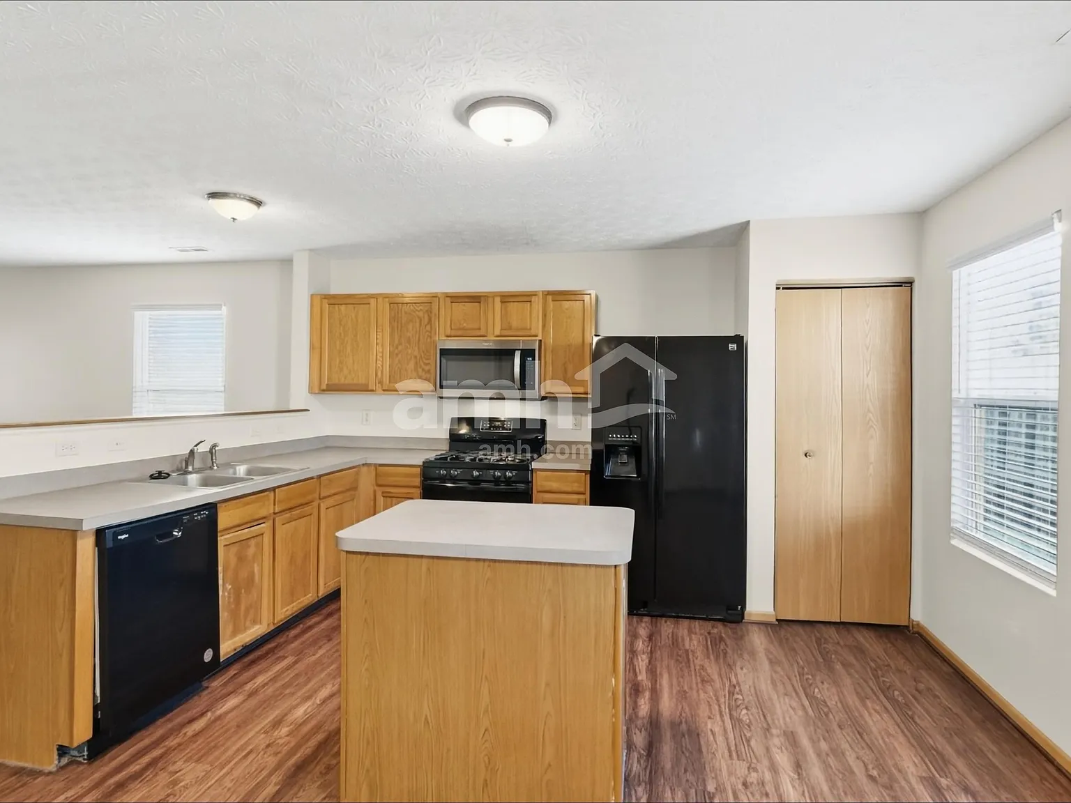 4 bed, 2.5 bath, 2352 sqft, $2,590 — Photo 4