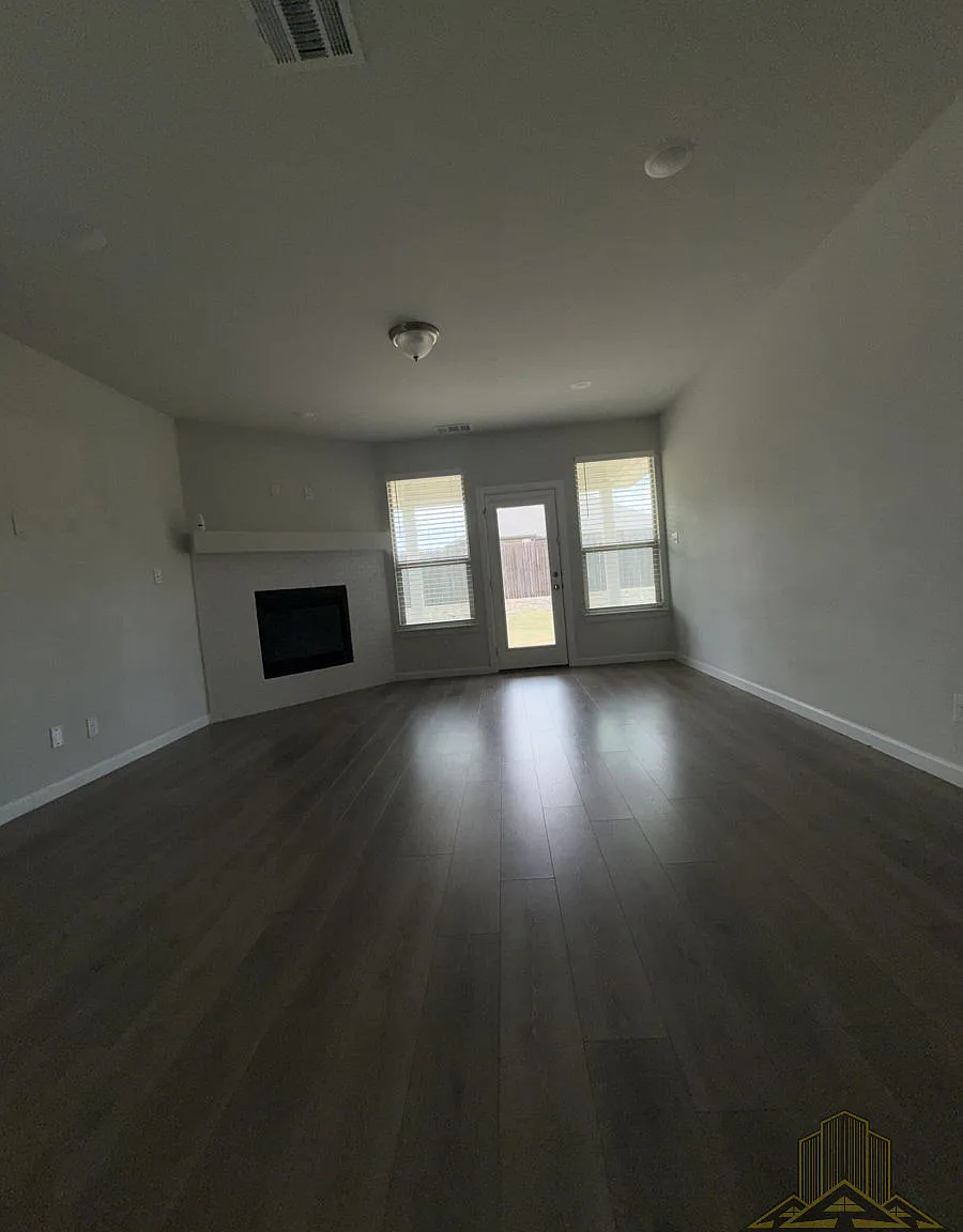 5 bed, 3040 sqft, $3,200 — Photo 4
