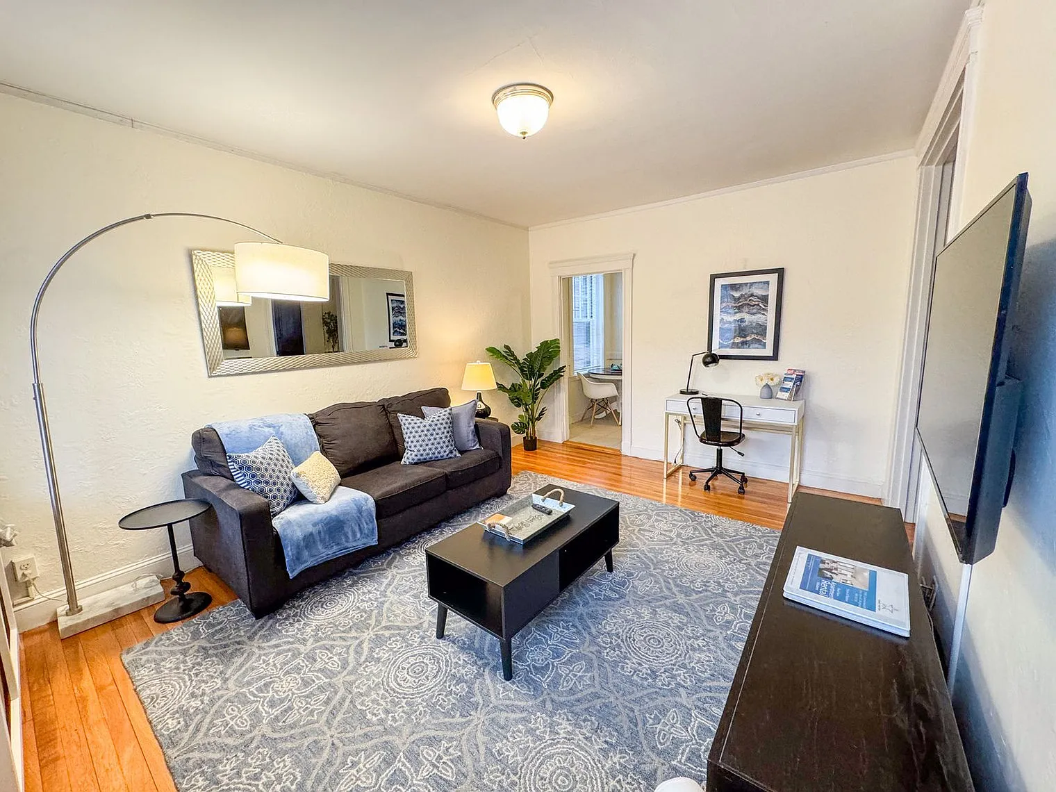 1 bed, 1.0 bath, 613 sqft, $3,355 — Photo 2