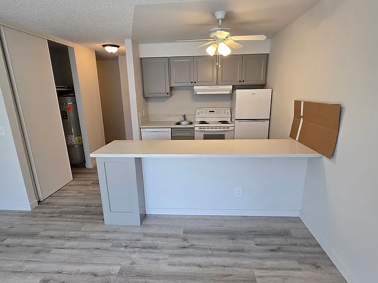 Alicia Apartments — Photo 2
