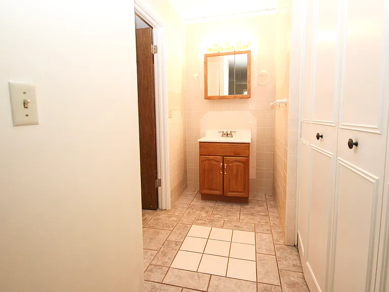 1BR - Bathroom
