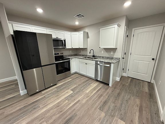 4th image of 113 W Lewis St