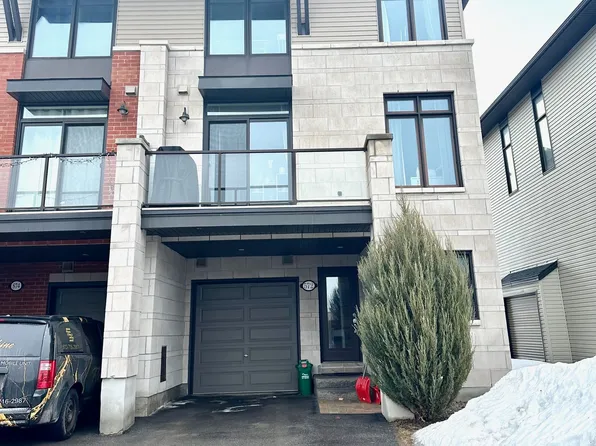 572 Labrador Cres, Ottawa, ON K1T 0R3