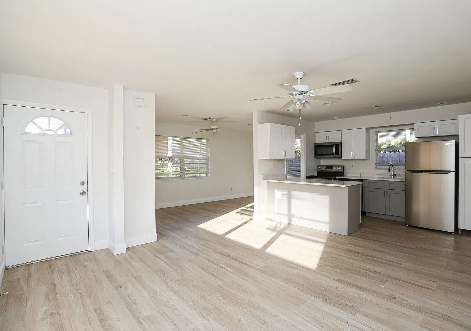 No Hoa, Quick Move In Naples Park Annual Close To The Beach Close To Mercato Pet Friendly — Photo 2