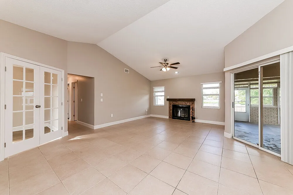 3 bed, 2.0 bath, 1386 sqft, $2,155 — Photo 3