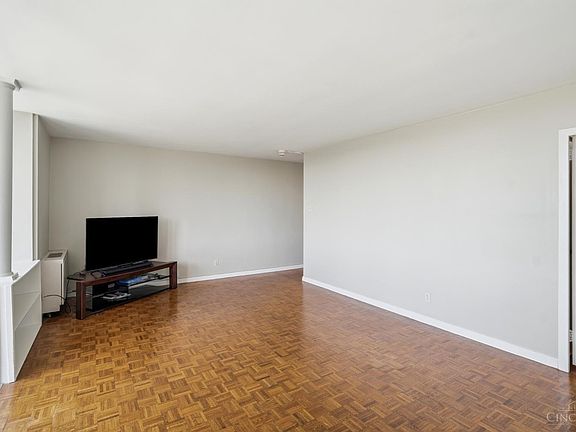 4th image of 2324 Madison Rd Unit 910