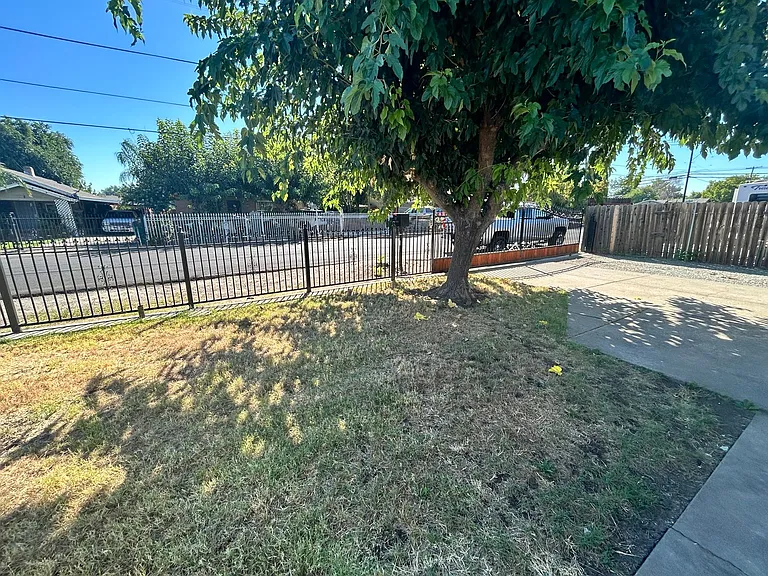 131 S Olive Ave — Photo 8