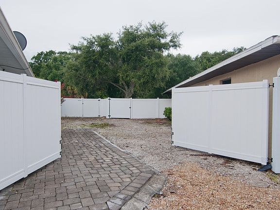 3rd image of 1884 Country Meadows Dr