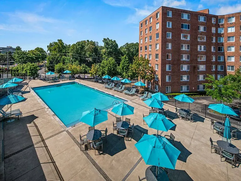 100-york-amenities-exteriors-7r