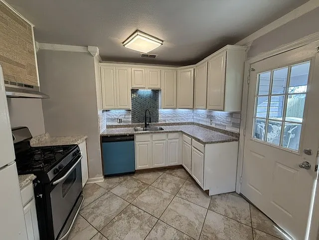 1702 Oriole St — Photo 4