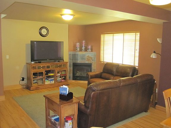 2nd image of 4066 Broadwater St