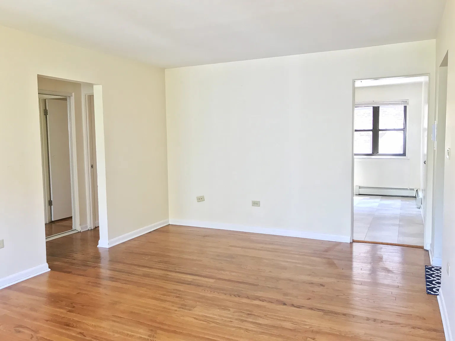 Sunny, Spacious, 1 Bedroom Apartment in Great Evanston Location! Off-Street Parking Available! — Photo 2