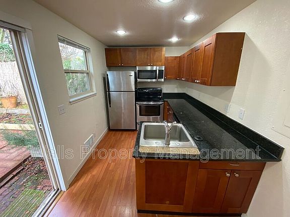 3rd image of 4905 Woodland Park Ave N APT 6