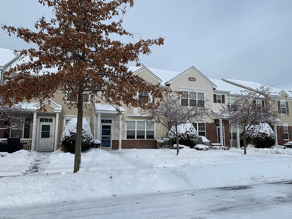 Beautiful townhome is just blocks from shopping and restaurants.