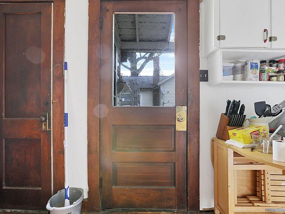 4th image of 437 Warwick Ave