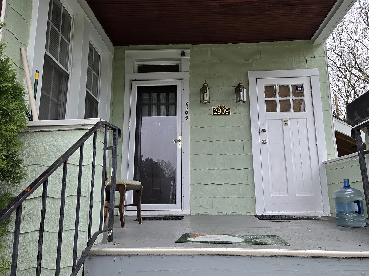 Building Photo - 2909 Pinewood Ave #2