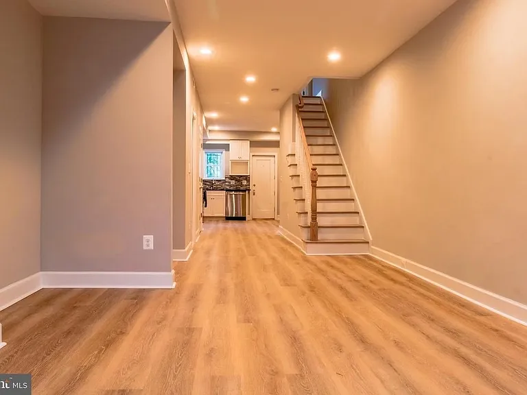 1212 James St — Photo 2