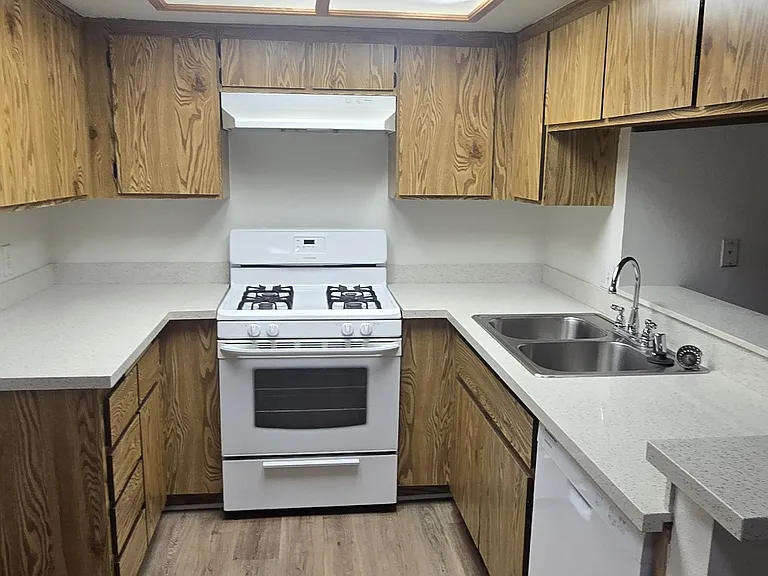 Franklin Luxury Apartments — Photo 24