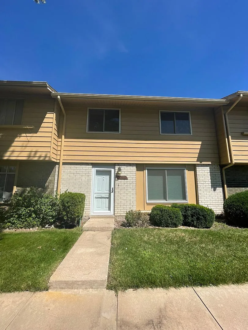 2 weeks free with lease signed and move-in occurs by 9/4/26! Updated 3 BD/ 1.5 BA Townhome in Aur... — Photo 1