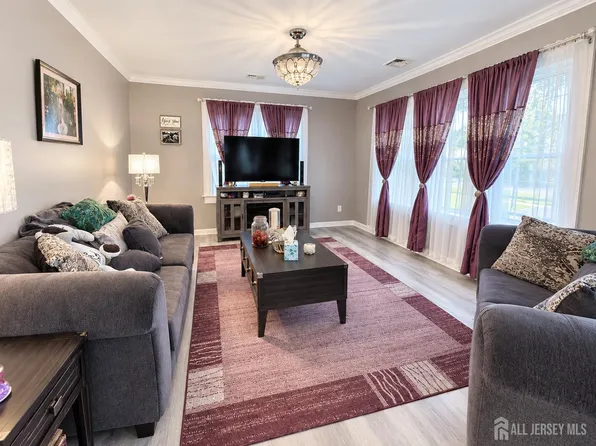 133 Stout Ave, Middlesex, NJ 08846