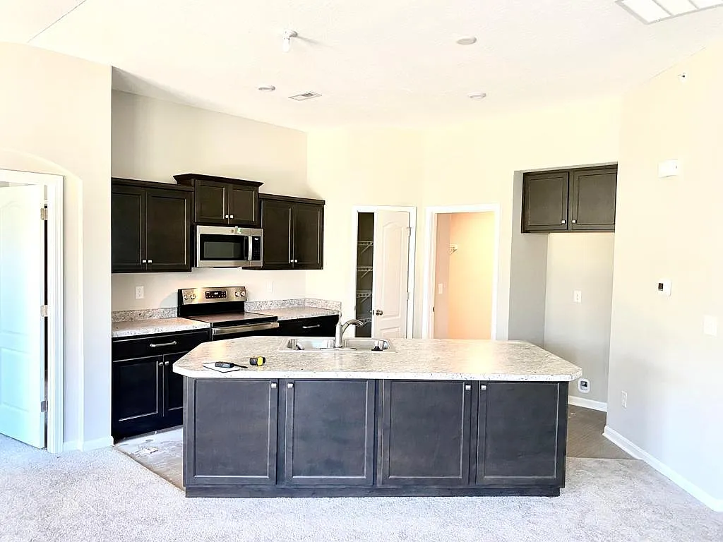 3 bed, 1650 sqft, $2,400 — Photo 3