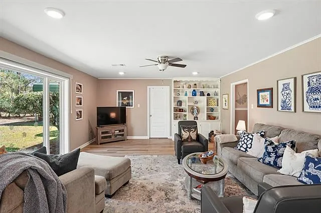 102 N Dabney Dr — Photo 11