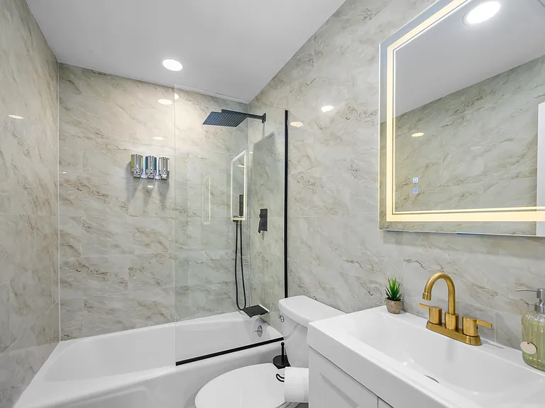 1118 Banks St #9 — Photo 2
